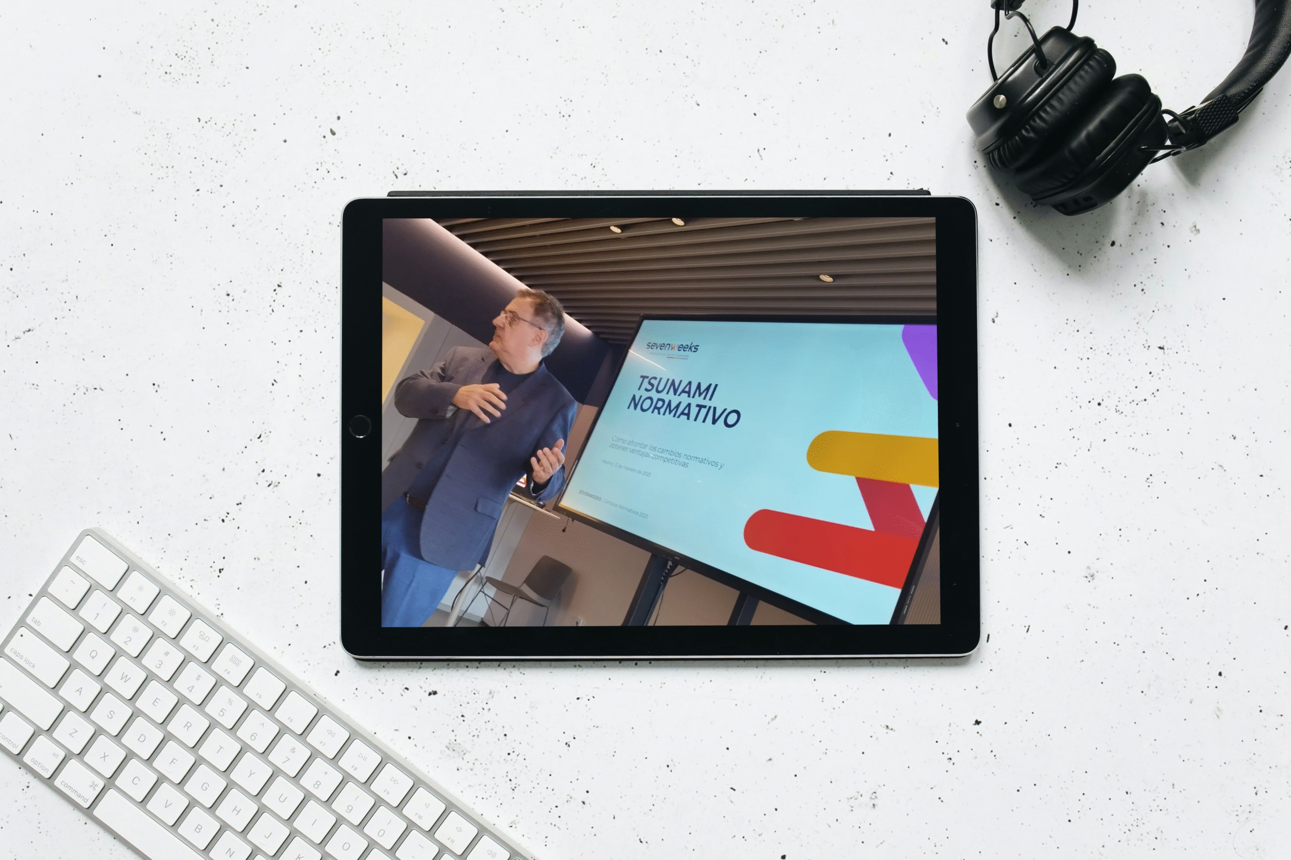 Diseño de marca- Imahen con ejemplo de diseño de marca sobre una pantalla en un evento